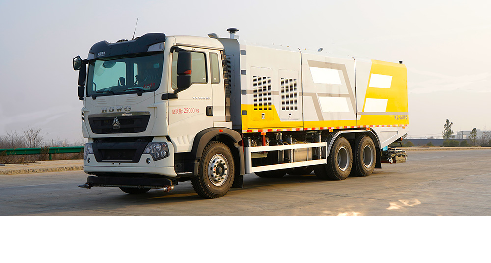 重汽豪沃后双桥深度保洁车