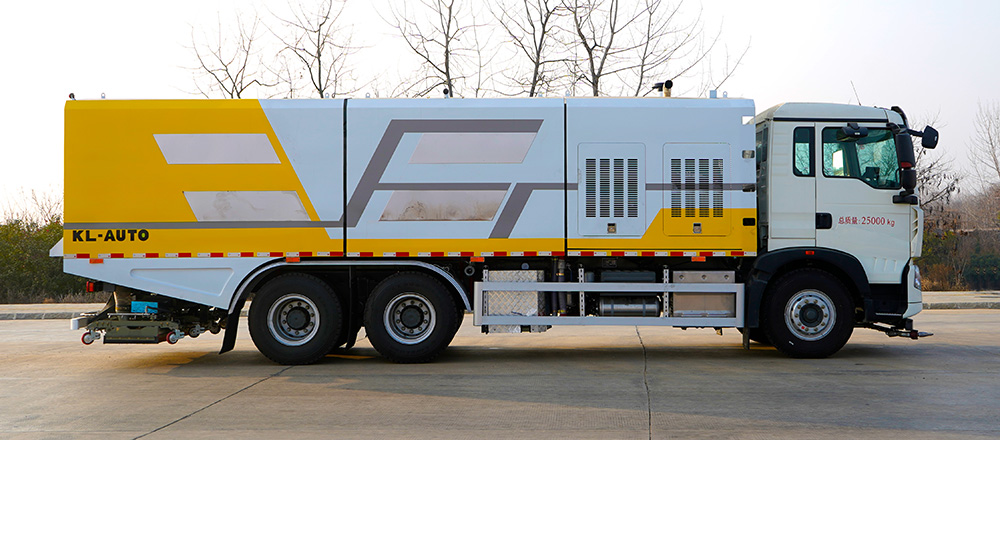 重汽豪沃后双桥深度保洁车