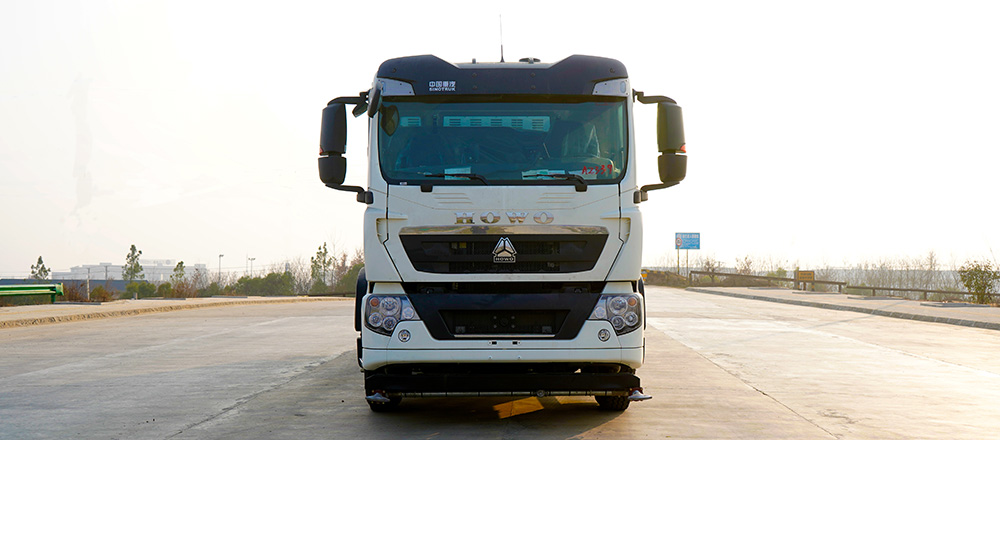 重汽豪沃后双桥深度保洁车