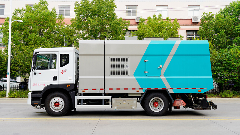 东风多利卡D9干湿两用清扫车