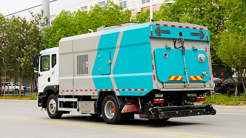 东风多利卡D9干湿两用清扫车