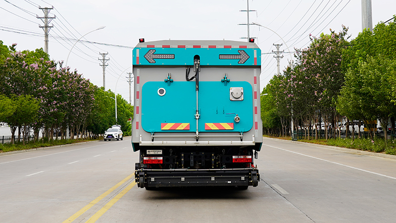 东风多利卡D9干湿两用清扫车