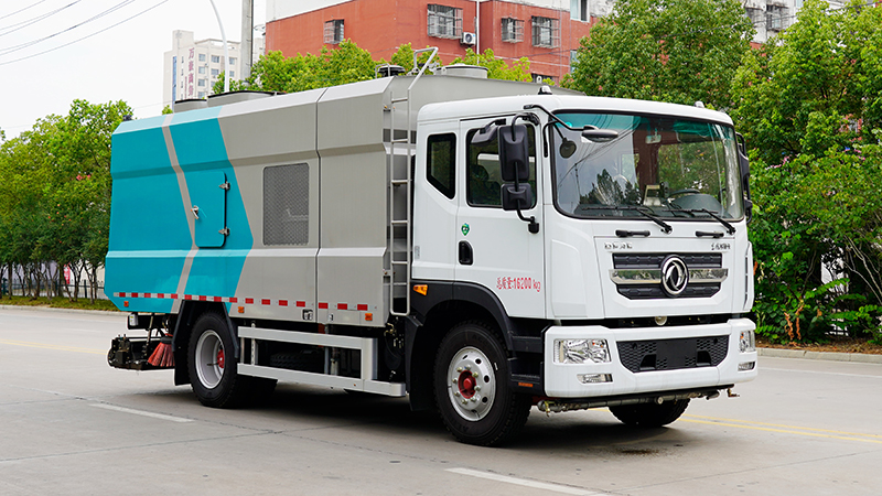 东风多利卡D9干湿两用清扫车