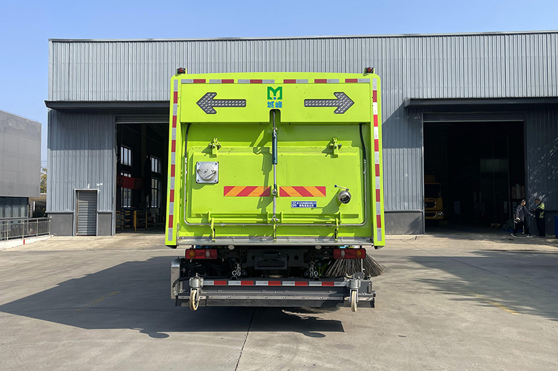 东风天锦纯电动干湿两用清扫车