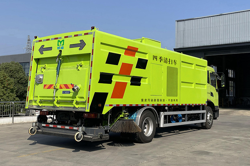 东风天锦纯电动干湿两用清扫车