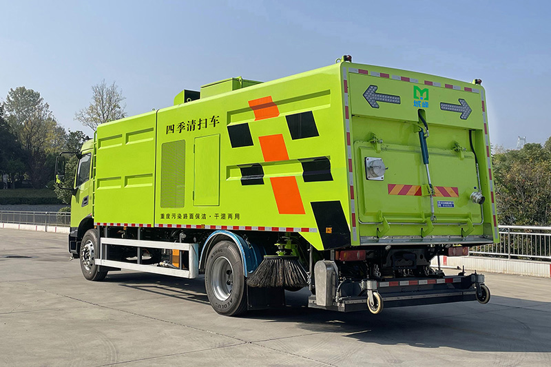 东风天锦纯电动干湿两用清扫车