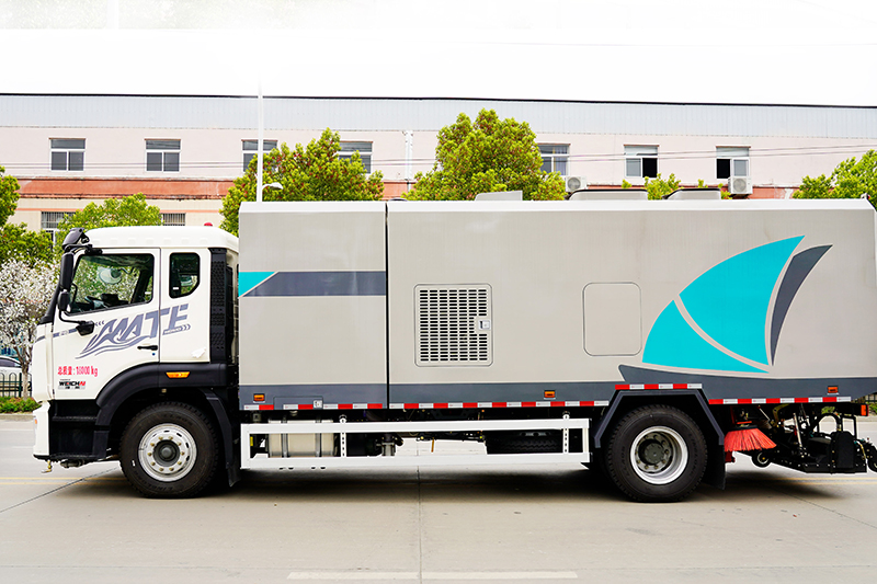 重汽豪沃干湿两用清扫车