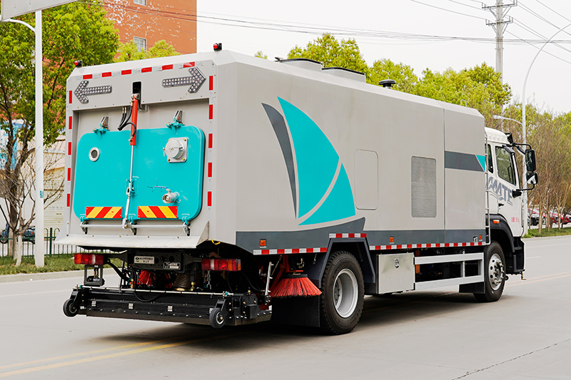 重汽豪沃干湿两用清扫车